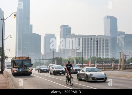 Chicago, Stati Uniti. 28 giugno 2023. Una foschia fumosa circonda il centro di Chicago Illinois mercoledì 28 giugno 2003. Il fumo degli incendi canadesi si si è spostato nel Midwest superiore degli Stati Uniti, provocando avvertimenti sulla qualità dell'aria. Foto di Tannen Maury/UPI Credit: UPI/Alamy Live News Foto Stock