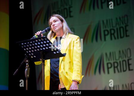 24 giugno 2023, Milano, Milano, Italia: La sfilata e l'evento di chiusura del Milano Pride..on the Floats alcuni cantanti e personaggi famosi; al concerto finale Orietta Berti, Genevra, coma cose, Angelina Mango. (Immagine di credito: © Pamela Rovaris/Pacific Press via ZUMA Press Wire) SOLO USO EDITORIALE! Non per USO commerciale! Foto Stock