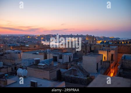 Una vista al tramonto della città di Valletta, da Bormla a Malta. Foto Stock