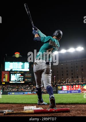 Il centrocampista dei Seattle Mariners Julio Rodriguez (44), mentre si allenava nel cerchio del ponte, prima di affrontare i Baltimore Orioles nell'Oriole Park a Camden Yards a Baltimora Maryland il 23 giugno 2023 (Alyssa Howell/Image of Sport) Foto Stock