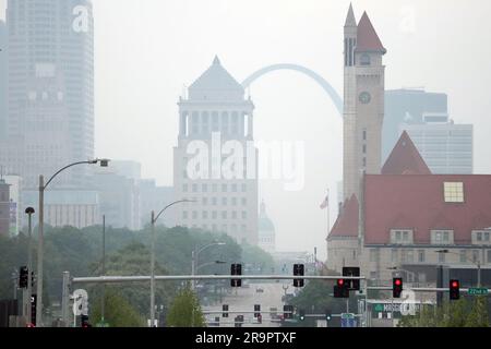 St Louis, Stati Uniti. 28 giugno 2023. Il fumo copre la St. Louis skyline a St. Louis mercoledì 28 giugno 2023. Il fumo degli incendi canadesi ha ora raggiunto il St. Louis, settimane dopo l'inizio degli incendi fuori controllo. Foto di Bill Greenblatt/UPI credito: UPI/Alamy Live News Foto Stock