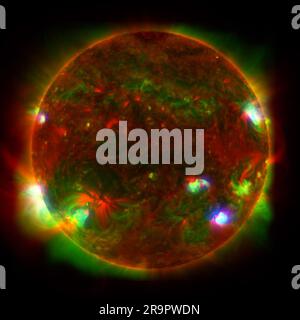 Vista del Sole con tre telescopi. Questa immagine composita del Sole include i dati dei raggi X ad alta energia provenienti dal NuSTAR (NuNuclear Spectroscopic Telescope Array) della NASA mostrati in blu; i dati dei raggi X a bassa energia provenienti dal radioscopio (XRT) sulla missione Hinode della Japanese Aerospace Exploration Agency, mostrati in verde; E la luce ultravioletta rilevata dall'Atmospheric Imaging Assembly (AIA) sul Solar Dynamics Observatory (SDO) della NASA mostrata in rosso. Il campo visivo relativamente piccolo di NuStar significa che non può vedere l'intero Sole dalla sua posizione nell'orbita terrestre, quindi la Figura A è un composito di 25 immagini, che sono state scattate Foto Stock