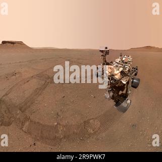 Selfie del deposito campioni a tre forche di Perseverance. Il Mars rover perseveranza della NASA ha scattato un selfie con molte delle 10 provette campione depositate in un deposito campioni che sta creando all'interno di un'area del cratere Jezero soprannominata Three Forks. L'immagine è stata scattata dalla telecamera WATSON (Wide Angle Topographic Sensor for Operations and Engineering) all'estremità del braccio robotico del rover il 22 gennaio 2023, il 684° giorno marziano, o sol, della missione. Il nono tubo caduto durante la costruzione del deposito, contenente il campione che il team scientifico chiama Atsah, può essere visto davanti al rover. Altra sa Foto Stock