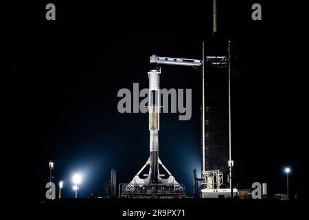 NASA/SpaceX CRS-27 verticale su LC-39A. Un razzo SpaceX Falcon 9, con la navicella Dragon della compagnia in cima, viene portato in posizione verticale presso il Launch Complex 39A del NASA Kennedy Space Center il 13 marzo 2023, in preparazione per il lancio dei servizi di rifornimento commerciale 27 alla stazione spaziale Internazionale. La missione fornirà nuove indagini scientifiche, forniture e attrezzature all'equipaggio a bordo della stazione spaziale, compresi i due esperimenti finali che comprendono l'iniziativa Cardi del National Institutes for Health e della stazione spaziale Internazionale del National Laboratory Tissue Chips in Space Foto Stock