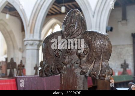 La perla di papavero intagliata con il volto grottesco su panche di quercia nella Chiesa di Santa Maria Vergine, villaggio di Ivinghoe, Buckinghamshire, Inghilterra, Regno Unito Foto Stock