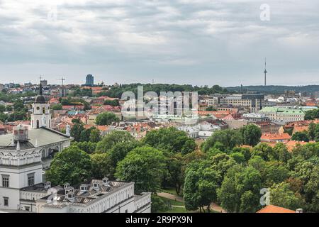 Vilnius, capitale della Lituania, Europa. Vista aerea della città, città vecchia con torre, architettura, edifici, fiume e ponte, vertice NATO 2023 Foto Stock