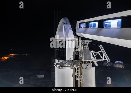 NASA/SpaceX CRS-27 verticale su LC-39A. Visto qui è una vista ravvicinata della navicella spaziale SpaceX Dragon in cima al razzo Falcon 9 della compagnia dopo essere stata sollevata in posizione verticale al Kennedy Space Center della NASA in Florida il 13 marzo 2023, in preparazione del lancio dei servizi di rifornimento commerciale 27 alla stazione spaziale Internazionale. La missione consegnerà nuove indagini scientifiche, forniture e attrezzature all'equipaggio a bordo della stazione spaziale, compresi i due esperimenti finali che comprendono il National Institutes for Health e la stazione spaziale Internazionale Tissue chi del National Laboratory Foto Stock