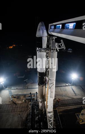 NASA/SpaceX CRS-27 verticale su LC-39A. Un razzo SpaceX Falcon 9, con la navicella Dragon della compagnia in cima, è fissato in posizione verticale al Launch Complex 39A del NASA Kennedy Space Center il 13 marzo 2023, in preparazione del lancio dei servizi di rifornimento commerciale 27 alla stazione spaziale Internazionale. La missione fornirà nuove indagini scientifiche, forniture e attrezzature all'equipaggio a bordo della stazione spaziale, compresi i due esperimenti finali che comprendono l'iniziativa Tissue Chips in Space del National Institutes for Health e della stazione spaziale Internazionale, CA Foto Stock