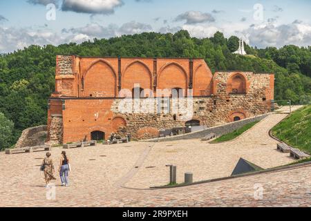 Parte della torre o castello di Gediminas, la parte rimanente del castello medievale superiore a Vilnius, Lituania, con tre croci collinari in estate Foto Stock