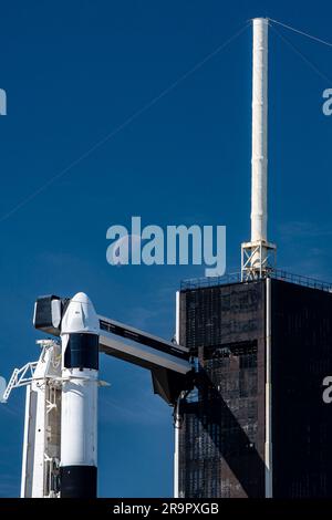 SpaceX CRS-27 verticale su LC-39A. Visto qui è una vista ravvicinata della navicella spaziale SpaceX Dragon in cima al razzo Falcon 9 della compagnia in posizione verticale al Kennedy Space Center della NASA in Florida il 14 marzo 2023, in preparazione del lancio dei servizi di rifornimento commerciale 27 alla stazione spaziale Internazionale. La missione fornirà nuove indagini scientifiche, forniture e attrezzature all’equipaggio a bordo della stazione spaziale, compresi i due esperimenti finali che comprendono l’iniziativa Tissue Chips in Space del National Institutes for Health e della stazione spaziale internazionale, Foto Stock