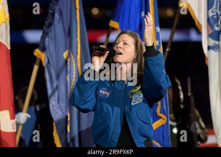 L'astronauta della NASA Tracy Caldwell Dyson canta l'inno nazionale prima della finale della NCAA maschile al NRG Stadium di Houston, dove sono stati introdotti l'equipaggio dell'Artemis II, tra cui il comandante Reid Wiseman, il pilota Victor Glover, e gli specialisti delle missioni Christina Koch e Jeremy Hansen. Si avventureranno intorno alla Luna su Artemide II, la prima missione con equipaggio per stabilire una presenza a lungo termine sulla Luna per la scienza e l'esplorazione. Foto Stock