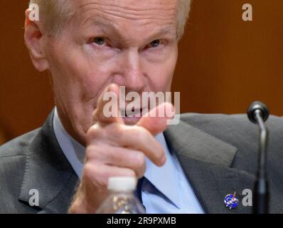Bill Nelson, amministratore della NASA, è apparso davanti alla sottocommissione per gli stanziamenti del Senato il 18 aprile 2023, al Dirksen Senate Office Building di Washington, D.C., per discutere i budget per il commercio, la giustizia, la scienza e le agenzie correlate. Foto Stock