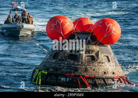 Artemis i Orion Recovery. La navicella spaziale Orion della NASA per la missione Artemis i è stata recuperata con successo all'interno del ponte della USS Portland l'11 dicembre 2022 al largo della costa della Baja California. Dopo il lancio in cima al razzo Space Launch System il 16 novembre 2022 dal Kennedy Space Center in Florida, Orion ha trascorso 25,5 giorni nello spazio prima di tornare sulla Terra, completando la missione Artemis I. Foto Stock