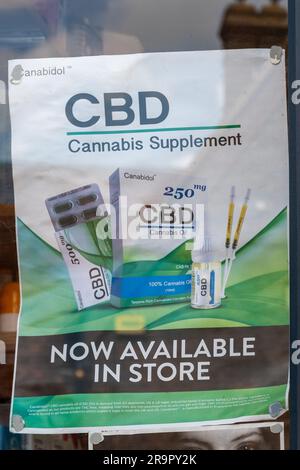 Supplemento CBD Cannabis ora disponibile in negozio, nota in una vetrina di un negozio di farmacia, Inghilterra, Regno Unito Foto Stock