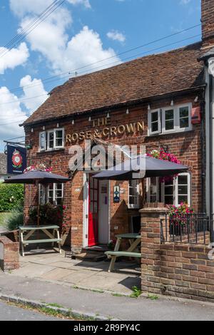 Pub Rose and Crown nel villaggio Chilterns di Ivinghoe, Buckinghamshire, Inghilterra, Regno Unito Foto Stock