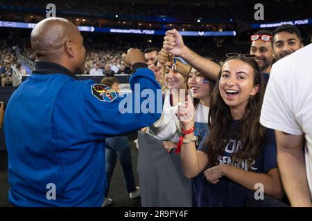 . Jsc2023e018330 (3 aprile 2023) – il pilota astronauta della NASA Artemis II Victor Glover saluta i tifosi mentre assiste alla partita del campionato nazionale NCAA Men's Final Four al NRG Stadium di Houston. L'equipaggio è composto dal comandante Reid Wiseman, dal pilota Victor Glover e dagli specialisti delle missioni Christina Koch e Jeremy Hansen. I quattro astronauti si avventureranno intorno alla Luna su Artemis II, la prima missione con equipaggio sul percorso della NASA per stabilire una presenza a lungo termine sulla Luna per la scienza e l'esplorazione attraverso Artemis. Foto Stock