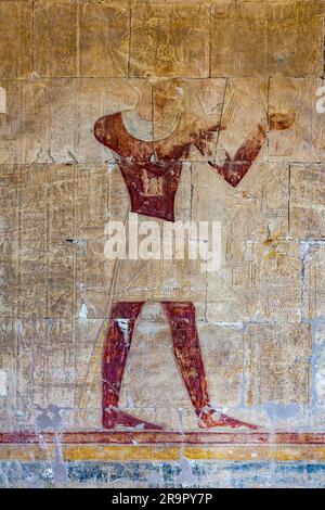 Murales in bassorilievo nel tempio funerario di Hatshepsut, a Deir al-Bahri, Luxor Foto Stock