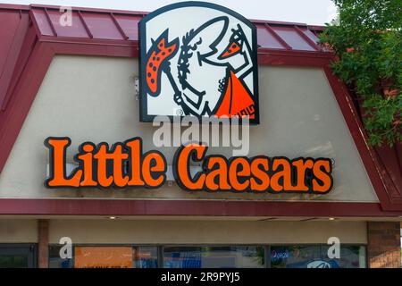 SIOUX FALLS, South Dakota, USA - 21 GIUGNO 2023: Esterno del ristorante Little Caesars Pizza e logo del marchio. Foto Stock