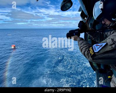 Artemis i Orion Recovery. La navicella spaziale Orion della NASA per la missione Artemis i è stata recuperata con successo all'interno del ponte della USS Portland l'11 dicembre 2022 al largo della costa della Baja California. Dopo il lancio in cima al razzo Space Launch System il 16 novembre 2022 dal Kennedy Space Center in Florida, Orion ha trascorso 25,5 giorni nello spazio prima di tornare sulla Terra, completando la missione Artemis I. Foto Stock