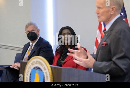 NASA e USDA firmano un memorandum d'intesa. L'amministratore della NASA Bill Nelson fa osservazioni prima di firmare un memorandum d'intesa tra la NASA e l'USDA, mercoledì 21 giugno 2023, presso il Jamie L. Whitten Building dell'USDA a Washington. L'accordo rafforza la collaborazione tra le due agenzie, compresi gli sforzi volti a migliorare la ricerca, la tecnologia e la gestione agricola nel settore agricolo e terrestre, nonché l'applicazione di dati e modelli scientifici al processo decisionale in materia agricola. Foto Stock