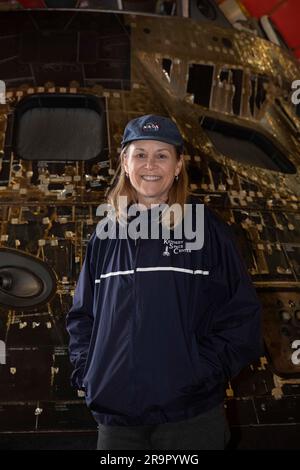 ORION Recovery Operations. Janet Petro, direttore del Kennedy Space Center, si trova vicino alla navicella spaziale Artemis i Orion all'interno del ponte della USS Portland, negli Stati Uniti Base navale di San Diego il 13 dicembre 2022. La navicella spaziale Orion è fissata all'interno del ponte del pozzo dopo essere caduta alle 12:40 Est l'11 dicembre 2022. STATI UNITI I sommozzatori della Marina hanno aiutato a recuperare la navicella spaziale Orion. La NASA, la Marina e altri partner del Dipartimento della difesa hanno lavorato insieme per mettere in sicurezza la navicella spaziale all'interno del ponte della nave circa cinque ore dopo che Orion si è schiantata nell'Oceano Pacifico al largo della costa di Baja, California. Foto Stock