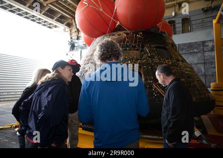 ORION Recovery Operations. Il direttore del Kennedy Space Center Janet Petro, terzo da sinistra, e i membri del team di recupero guardano la navicella spaziale Artemis i Orion all'interno del ponte della USS Portland negli Stati Uniti Base navale di San Diego il 13 dicembre 2022. La navicella spaziale Orion è fissata all'interno del ponte del pozzo dopo essere caduta alle 12:40 Est l'11 dicembre 2022. STATI UNITI I sommozzatori della Marina hanno aiutato a recuperare la navicella spaziale Orion. La NASA, la Marina e altri partner del Dipartimento della difesa hanno lavorato insieme per mettere in sicurezza la navicella spaziale all'interno del ponte della nave circa cinque ore dopo che Orion si è schiantata nell'Oceano Pacifico Foto Stock