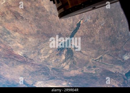 Il Delta dell'Okavango in Botswana è stato fotografato dalla stazione spaziale Internazionale ad un'altitudine di 260 miglia sopra l'Africa il 23 maggio 2023, durante la Expedition 69. Foto Stock