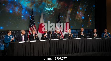 Firma dell'accordo spaziale degli Stati Uniti e del Giappone. Da sinistra a destra, astronauta della NASA Anne McClain, Stati Uniti Ambasciatore in Giappone Rahm Emanuel, Amministratore della NASA Bill Nelson, Stati Uniti Segretario di Stato Antony Blinken, primo Ministro del Giappone, sua Eccellenza Kishida Fumio, Ministro degli affari Esteri del Giappone, l'onorevole Hayashi Yoshimasa, Presidente della Japan Aerospace Exploration Agency (JAXA), Yamakawa Hiroshi, Ambasciatore straordinario e plenipotenziario del Giappone negli Stati Uniti, Tomita Koji, E l'astronauta JAXA Hoshide Akihiko, applaude dopo la firma di un accordo che si basa su una lunga storia di col Foto Stock