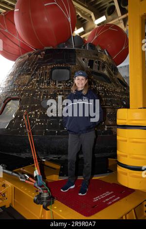 ORION Recovery Operations. Janet Petro, direttore del Kennedy Space Center, si trova vicino alla navicella spaziale Artemis i Orion all'interno del ponte della USS Portland, negli Stati Uniti Base navale di San Diego il 13 dicembre 2022. La navicella spaziale Orion è fissata all'interno del ponte del pozzo dopo essere caduta alle 12:40 Est l'11 dicembre 2022. STATI UNITI I sommozzatori della Marina hanno aiutato a recuperare la navicella spaziale Orion. La NASA, la Marina e altri partner del Dipartimento della difesa hanno lavorato insieme per mettere in sicurezza la navicella spaziale all'interno del ponte della nave circa cinque ore dopo che Orion si è schiantata nell'Oceano Pacifico al largo della costa di Baja, California. Foto Stock
