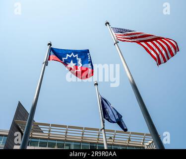 Cerimonia di innalzamento bandiera Juneteenth Flag del quartier generale della NASA. La bandiera Juneteenth è vista sventolare nel vento durante una cerimonia di innalzamento della bandiera in riconoscimento e celebrazione di Giuneteenth, giovedì 15 giugno 2023, presso il Mary W. Jackson NASA Headquarters Building a Washington. Foto Stock