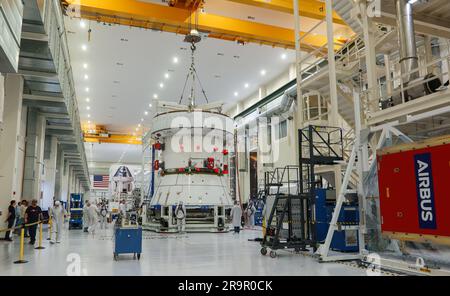 Artemis II SM passa alla cella rapida. L'European Service Module (ESM) per la missione Artemis II della NASA viene sollevato con una gru all'interno dell'alta baia del Neil A. Armstrong Operations and Checkout Building presso il Kennedy Space Center della NASA in Florida il 22 maggio 2023. Le squadre della NASA e della Lockheed Martin stanno preparando il modulo di servizio per il trasferimento nella cella VELOCE (assemblaggio finale e test del sistema) per i check-out finali prima che venga impilato con il modulo Orion Crew. La centrale elettrica che alimenterà e spingerà Orion nello spazio, l'ESM sarà utilizzata per Artemis II, il primo equipaggio di volo della missione Artemis a bordo dell'Orio Foto Stock