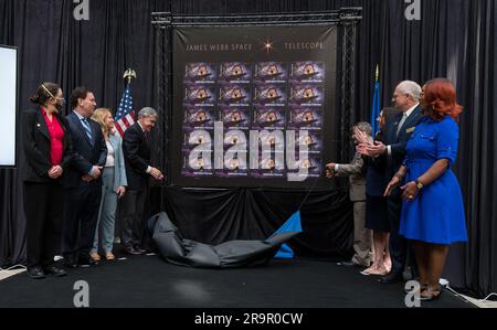 Cerimonia di emissione del timbro JWST. Da sinistra a destra, Goddard Space Flight Center Webb Deputy Observatory Project Scientist della NASA, Erin Smith, Goddard Space Flight Center Webb Optical Telescope Element Manager della NASA, Lee Feinberg, Smithsonian Institution Sottosegretario al servizio e alla ricerca, Ellen Stofan, Amministratore associato della NASA ed ex astronauta Bob Cabana, Vice presidente del servizio postale degli Stati Uniti, Consiglio di amministrazione, Anton Hajjar, specialista in affari pubblici della NASA Alice Fisher, vice direttore del National Postal Museum, Toby Mensforth, e Lisa Whitehead, USPS, svelano gli Stati Uniti Foto Stock