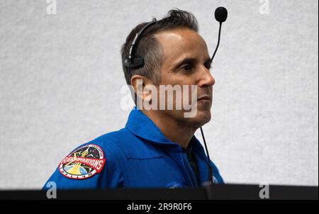 Lancio della NASA SpaceX Crew-6. Joe Acaba, capo dell'ufficio degli astronauti, monitora il conto alla rovescia del lancio di un razzo SpaceX Falcon 9 che trasporta la navicella Dragon della compagnia nella missione SpaceX Crew-6 della NASA con gli astronauti della NASA Stephen Bowen e Warren 'Woody' Hoburg, UAE (Emirati Arabi Uniti) Sultan Alneyadi, E il cosmonauta Roscosmos Andrey Fedyaev a bordo, giovedì 2 marzo 2023, nella sala di fuoco quattro del Rocco A. Petrone Launch Control Center presso il Kennedy Space Center della NASA in Florida. La missione SpaceX Crew-6 della NASA è la prima missione di rotazione dell'equipaggio della SpaceX Dragon Foto Stock