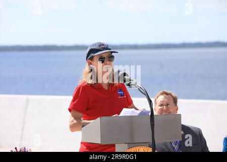 Cerimonia di apertura del ponte sul fiume Indiano. Janet Petro, direttore del Kennedy Space Center della NASA, parla durante la cerimonia di inaugurazione per l'apertura in direzione est del ponte sul fiume Indiano vicino al centro il 9 giugno 2023. Il nuovo e alto ponte funge da ingresso e uscita principale del centro spaziale per i dipendenti e i visitatori. Il ponte attraversa la laguna del fiume Indiano e collega Kennedy e la Cape Canaveral Space Force Station alla terraferma tramite la State Road 405/NASA Causeway a Titusville. Questa prima sezione del ponte sostituisce il ponte levatoio a due corsie costruito a metà degli anni '1960 Foto Stock