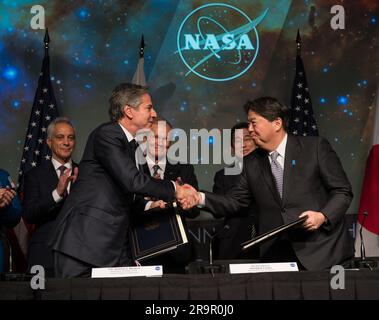 Firma dell'accordo spaziale degli Stati Uniti e del Giappone. STATI UNITI Segretario di Stato Antony Blinken, davanti a sinistra, E il ministro degli affari esteri giapponese, Hayashi Yoshimasa, davanti a destra, stringe la mano dopo aver firmato un accordo che si basa su una lunga storia di collaborazione nell'esplorazione spaziale tra Stati Uniti e Giappone, venerdì 13 gennaio 2023, presso il quartier generale della NASA Mary W. Jackson a Washington. Erano presenti anche, U.S. Ambasciatore in Giappone Rahm Emanuel, a sinistra, Amministratore della NASA Bill Nelson, secondo da sinistra, e primo Ministro del Giappone, sua Eccellenza Kishida Fumio, a destra. "L'accordo quadro Betwe Foto Stock