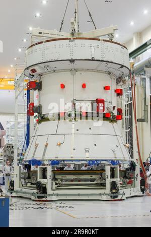 Artemis II SM passa alla cella rapida. L'European Service Module (ESM) per la missione Artemis II della NASA viene sollevato con una gru all'interno dell'alta baia del Neil A. Armstrong Operations and Checkout Building presso il Kennedy Space Center della NASA in Florida il 22 maggio 2023. Le squadre della NASA e della Lockheed Martin stanno preparando il modulo di servizio per il trasferimento nella cella VELOCE (assemblaggio finale e test del sistema) per i check-out finali prima che venga impilato con il modulo Orion Crew. La centrale elettrica che alimenterà e spingerà Orion nello spazio, l'ESM sarà utilizzata per Artemis II, il primo equipaggio di volo della missione Artemis a bordo dell'Orio Foto Stock