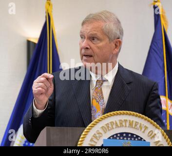 NASA e USDA firmano un memorandum d'intesa. STATI UNITI Il Segretario dell'Agricoltura Thomas Vilsack fa osservazioni prima di firmare un memorandum d'intesa tra la NASA e l'USDA, mercoledì 21 giugno 2023, presso il Jamie L. Whitten Building dell'USDA a Washington. L'accordo rafforza la collaborazione tra le due agenzie, compresi gli sforzi volti a migliorare la ricerca, la tecnologia e la gestione agricola nel settore agricolo e terrestre, nonché l'applicazione di dati e modelli scientifici al processo decisionale in materia agricola. Foto Stock