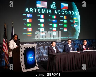 Firma degli accordi Artemis della Repubblica Ceca. L'assistente segretario di Stato per gli oceani e gli affari internazionali ambientali e scientifici Jennifer R. Littlejohn, esprime osservazioni prima della firma degli accordi di Artemis in qualità di Miloslav Stašek, ambasciatore della Repubblica ceca negli Stati Uniti, secondo da sinistra, ministro degli affari esteri per la Repubblica ceca, Jan Lipavský, Secondo da destra, e Amministratore della NASA Bill Nelson, giusto, guarda, mercoledì 3 maggio, 2023, presso il quartier generale della NASA Mary W. Jackson a Washington DC. La Repubblica ceca è il ventiquattresimo paese a sig Foto Stock