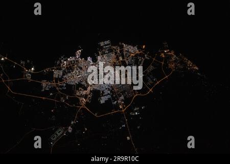 Le luci della città di Doha, Qatar, sono raffigurate dalla stazione spaziale Internazionale mentre orbita a 261 miglia sopra la penisola arabica il 30 gennaio 2023. Foto Stock