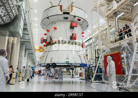 Artemis II SM passa alla cella rapida. L'European Service Module (ESM) per la missione Artemis II della NASA viene sollevato con una gru e spostato lungo la corsia centrale dell'alta baia all'interno del Neil A. Armstrong Operations and Checkout Building presso il Kennedy Space Center della NASA in Florida il 22 maggio 2023. Le squadre della NASA e della Lockheed Martin stanno preparando il modulo di servizio per il trasferimento nella cella VELOCE (assemblaggio finale e test del sistema) per i check-out finali prima che venga impilato con il modulo Orion Crew. La centrale elettrica che alimenterà e promuoverà Orion nello spazio, l'ESM sarà utilizzata per Artemis II, il primo Artem Foto Stock