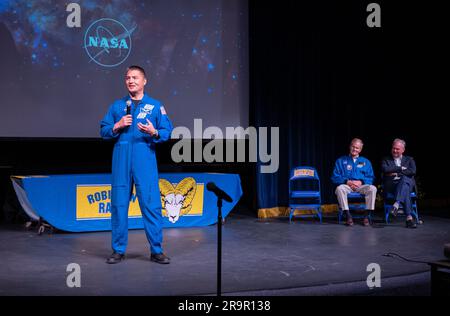 Crew-4 STEM Event della NASA presso la James W. Robinson Secondary School. L'astronauta della NASA Kjell Lindgren fa commenti durante un evento STEM con l'amministratore della NASA Bill Nelson e il senatore Tim Kaine (D-va.) Alla James W. Robinson Secondary School, venerdì 31 marzo 2023, a Fairfax, Virginia. Lindgren ha trascorso 170 giorni nello spazio come parte delle spedizioni 67 e 68 a bordo della stazione spaziale Internazionale. Foto Stock