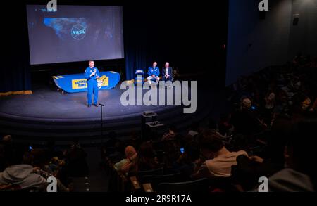 Crew-4 STEM Event della NASA presso la James W. Robinson Secondary School. L'astronauta della NASA Kjell Lindgren fa commenti durante un evento STEM con l'amministratore della NASA Bill Nelson e il senatore Tim Kaine (D-va.) Alla James W. Robinson Secondary School, venerdì 31 marzo 2023, a Fairfax, Virginia. Lindgren ha trascorso 170 giorni nello spazio come parte delle spedizioni 67 e 68 a bordo della stazione spaziale Internazionale. Foto Stock