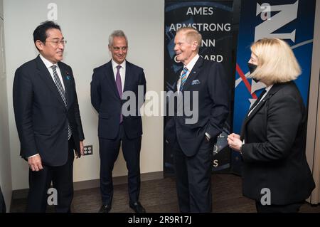 Firma dell'accordo spaziale degli Stati Uniti e del Giappone. Vice amministratore della NASA Pam Melroy, a destra, amministratore della NASA Bill Nelson, secondo da destra, e U.S. Ambasciatore in Giappone, Rahm Emanuel, secondo da sinistra, saluta il primo Ministro del Giappone, sua Eccellenza Kishida Fumio, davanti agli Stati Uniti Il Segretario di Stato Antony Blinken e il Ministro degli affari Esteri del Giappone, Hayashi Yoshimasa, firmano un accordo che si basa su una lunga storia di collaborazione nell'esplorazione spaziale tra Stati Uniti e Giappone, venerdì 13 gennaio 2023, presso il quartier generale della NASA Mary W. Jackson a Washington. “L’accordo quadro tra Foto Stock