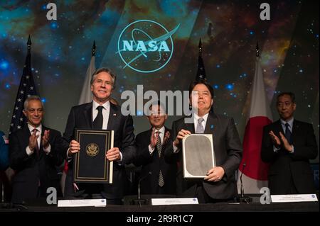 Firma dell'accordo spaziale degli Stati Uniti e del Giappone. STATI UNITI Segretario di Stato Antony Blinken, davanti a sinistra, E il ministro degli affari esteri giapponese, Hayashi Yoshimasa, davanti a destra, posano per una foto dopo aver firmato un accordo che si basa su una lunga storia di collaborazione nell'esplorazione spaziale tra Stati Uniti e Giappone, venerdì 13 gennaio 2023, presso il quartier generale della NASA Mary W. Jackson a Washington. Erano presenti anche, U.S. Ambasciatore in Giappone Rahm Emanuel, a sinistra, Amministratore della NASA Bill Nelson, secondo da sinistra, primo Ministro del Giappone, sua Eccellenza Kishida Fumio, secondo da destra, Presidente della Foto Stock