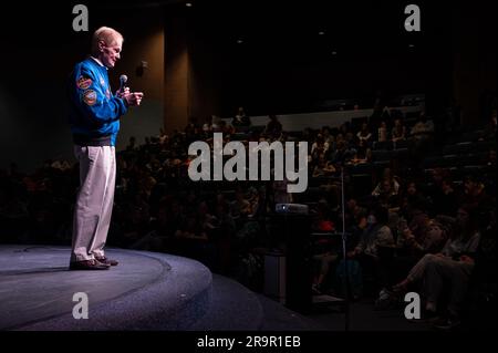 Crew-4 STEM Event della NASA presso la James W. Robinson Secondary School. L'amministratore della NASA Bill Nelson fa commenti durante un evento STEM con l'astronauta della NASA Kjell Lindgren e il senatore Tim Kaine (D-va.) Alla James W. Robinson Secondary School, venerdì 31 marzo 2023, a Fairfax, Virginia. Lindgren ha trascorso 170 giorni nello spazio come parte delle spedizioni 67 e 68 a bordo della stazione spaziale Internazionale. Foto Stock