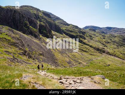 Gli escursionisti che partono lungo il Corridor Route da Sty Head alla cima di SCA Fell Pike, il punto più alto del Lake District inglese Cumbria, Regno Unito Foto Stock