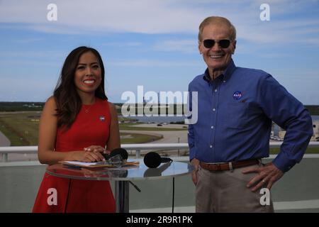 Axiom-2 Launch Show & Liftoff. Megan Cruz (a sinistra) della NASA Communications si prepara a intervistare l'amministratore della NASA Bill Nelson durante una trasmissione in diretta prima del lancio dell'Axiom Mission 2 (Ax-2) dal Kennedy Space Center dell'agenzia in Florida il 21 maggio 2023. AX-2 è la seconda missione astronauta privata nella stazione spaziale Internazionale, inviando il comandante Peggy Whitson, il pilota John Shoffner e gli specialisti missione Ali Alqarni e Rayyanah Barnawi al laboratorio orbitale, dove trascorreranno circa 10 giorni conducendo ricerche scientifiche, sensibilizzazione e attività commerciali. Occorrenza sollevamento Foto Stock