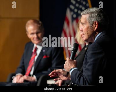 L'amministratore associato della NASA Bob Cabana ha risposto alle domande del personale durante il Day of Remembrance Employee Safety Town Hall il 24 gennaio 2023, mentre l'amministratore Bill Nelson e il vice amministratore Pam Melroy hanno osservato presso la sede della NASA di Mary W. Jackson. Foto Stock