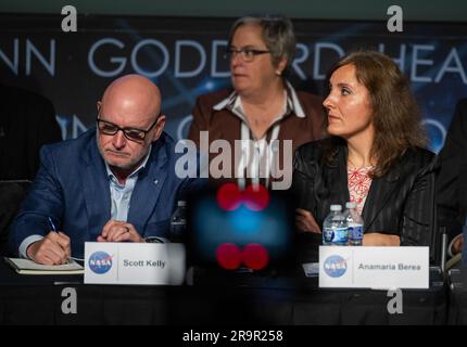 Riunione del gruppo di studio indipendente UAP della NASA. Scott Kelly, ex astronauta della NASA, Left, e Anamaria Berea, professore associato di informatica e scienza dei dati alla George Mason University, sono visti durante una riunione pubblica del team di studio indipendente della NASA Unidentified Anomalous Phenomena (UAP), mercoledì 31 maggio 2023 presso il Mary W. Jackson NASA Headquarters Building a Washington. Il gruppo di studio indipendente dell'UAP è un consulente di 16 esperti della comunità in diverse aree su questioni pertinenti ai potenziali metodi di studio per fenomeni anomali non identificati. La NASA ha commissionato lo studio di nove mesi Foto Stock