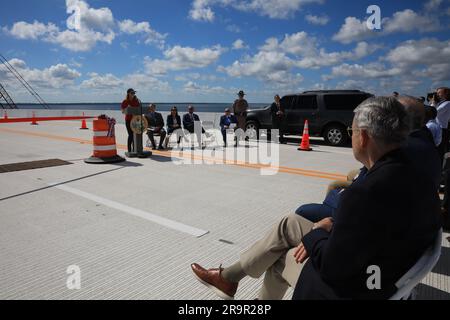 Cerimonia di apertura del ponte sul fiume Indiano. Janet Petro, direttore del Kennedy Space Center della NASA, parla durante la cerimonia di inaugurazione per l'apertura in direzione est del ponte sul fiume Indiano vicino al Kennedy Space Center il 9 giugno 2023. Il nuovo e alto ponte funge da ingresso e uscita principale del centro spaziale per i dipendenti e i visitatori. Il ponte attraversa la laguna del fiume Indiano e collega Kennedy e la Cape Canaveral Space Force Station alla terraferma tramite la State Road 405/NASA Causeway a Titusville. Questa prima sezione del ponte sostituisce il ponte levatoio a due corsie costruito nel m Foto Stock